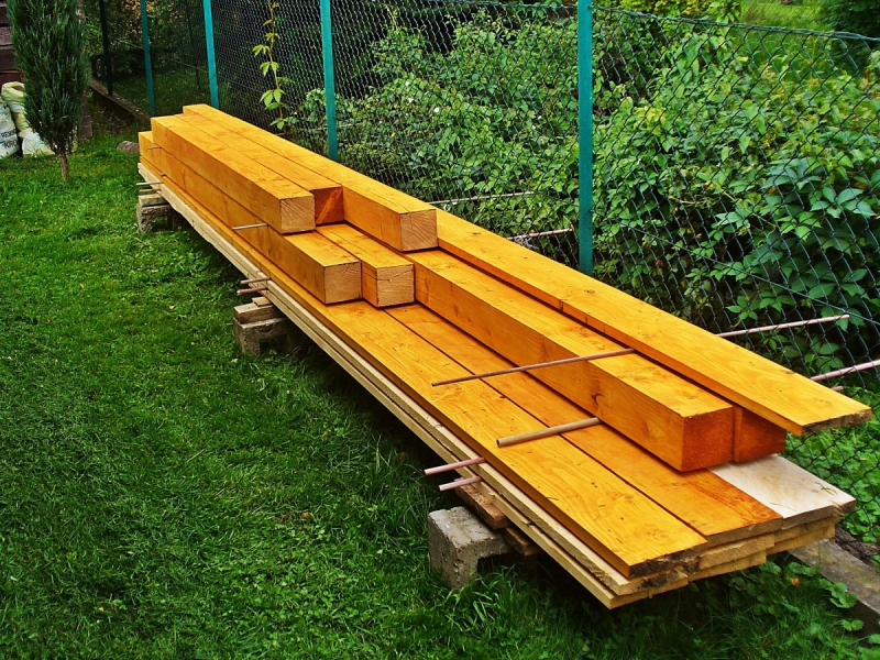 ebeniste-RAYOL CANADEL SUR MER-min_boards_the_rafters_joinery_tree_painting_wood_colored_paint-871508