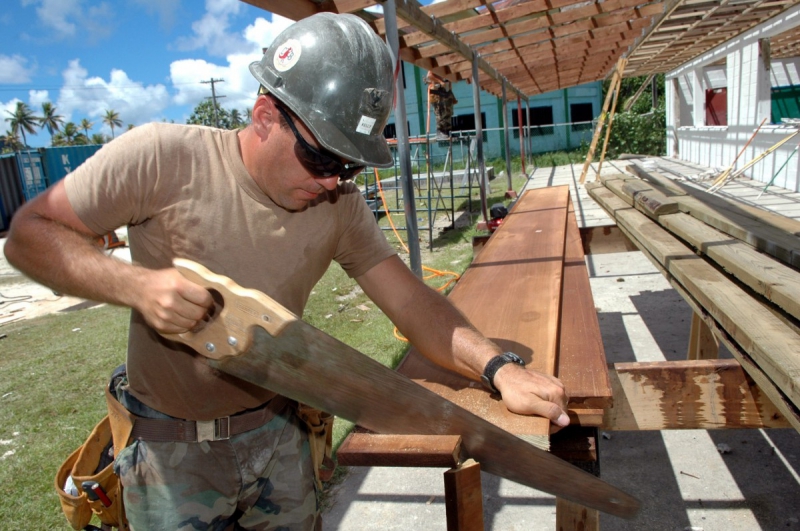 ebeniste-RAYOL CANADEL SUR MER-min_worker_construction_building_carpenter_male_job_build_helmet-893290